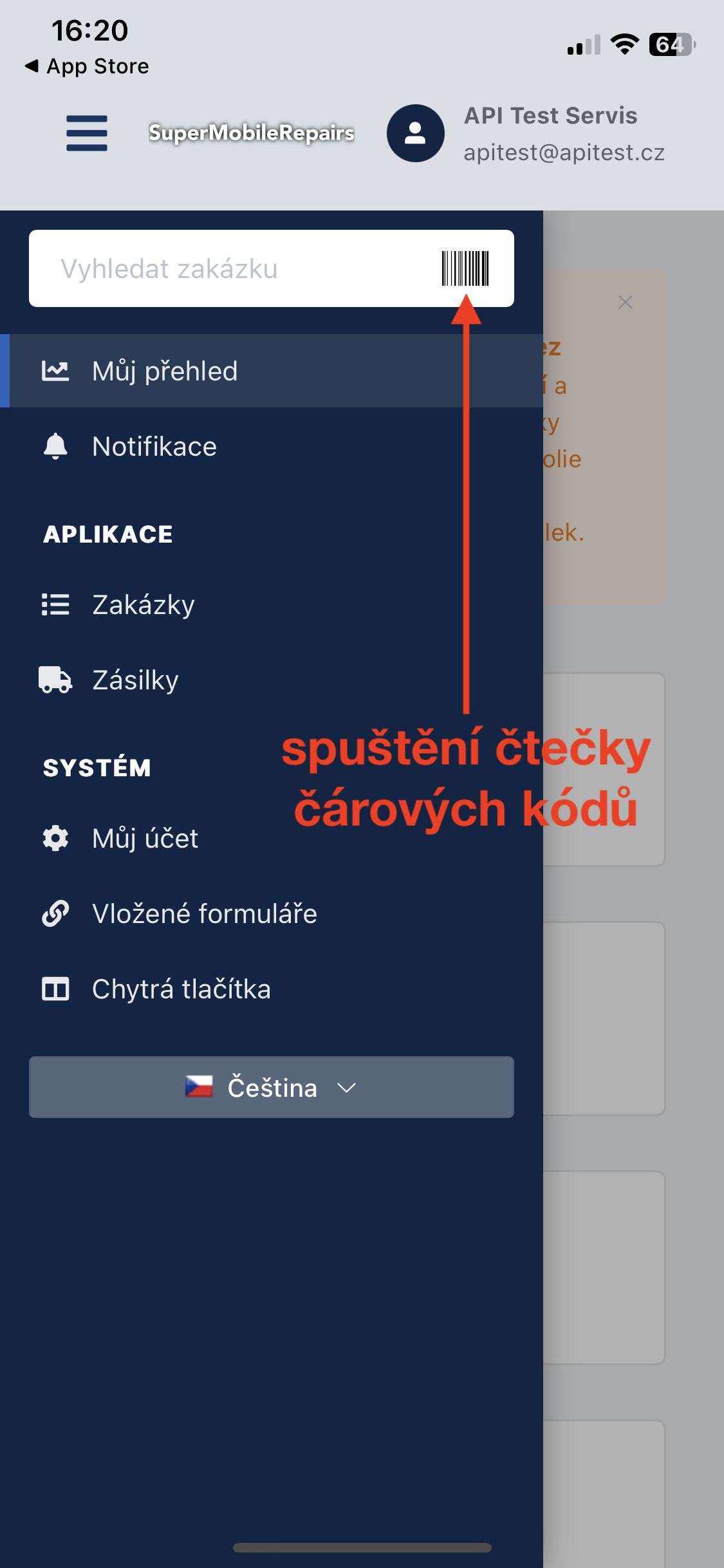 Rozhraní mobilní aplikace. Do vyhledávacího pole můžete zadat buď číslo zakázky, zásilky nebo další údaje, stejně jako na stolním počítači. Nebo můžete využít tlačítko čtečky čárových kódů.